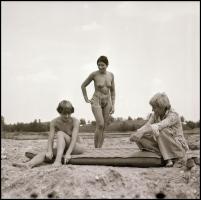 Ruha nélkül szabadon - cca 1973 és 1989 között készült, szolidan erotikus felvételek, 10 db vintage ...