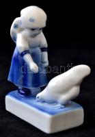 Zsolnay porcelán tyúkot etető kislány, kézzel festett, jelzett, apró kopásnyomokkal, 10x8 cm
