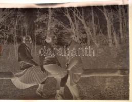 cca 1930 és 1950 között készült privát felvételek gazdag gyűjteménye (épületek, autók, szobrok, kuty...