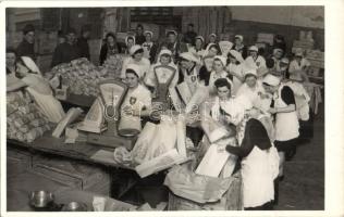 1943 Budapest, nők hadi élelmet porcióznak a második világháborúban / WWII Hungarian military, women portioning military food. Foto Seidner photo