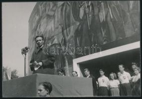 Rajk László (1909-1949) belügyminiszter fotója, kartonra ragasztva, 12,5x18 cm