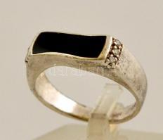 Ezüst(Ag) gyűrű, fekete zománc díszítéssel, jelzett, méret: 53, bruttó: 4,1 g