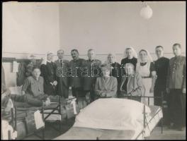 cca 1940 Hadikórházban készült csoportkép, sebesült katonákkal, tisztekkel, ápolókkal, kartonra ragasztva, 16x21,5 cm