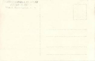 Zita királyné három gyermekével, köztük Ottó a koronaherceg / Zita of Bourbon-Parma with her three c...