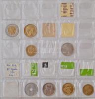 ~145db-os vegyes külföldi fémpénz gyűjtemény albumba rendezve, közte Egyiptom, Ecuador, Dominikai Kö...