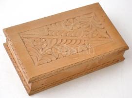 Vegyes bolha tétel: kulcstartó, körömcsipesz, kisbicska, stb., faragott, fa díszdobozban, 13×21×5 cm