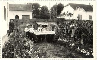 Tenke, Tinca; Családi társaság ünnepel a kertben tortával, kertészkedő gyerekek / family celebrating with cake in the garden, kids gardening. Szilágyi photo