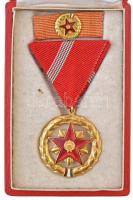 1957. Szocialista Munkáért Érdemérem zománcozott fém kitüntetés mellszalagon, szalagsávval és miniatűrrel, dísztokban T:1-,2
