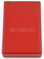 1957. "Szocialista Munkáért Érdemérem" zománcozott fém kitüntetés mellszalagon, szalagsávv...