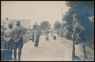 cca 1914-1916 Katonák zsákban futó versenyt rendeznek a fronton. fotólap / Soldiers running in sack