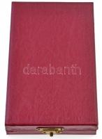 1977. "A Munka Érdemrend" bronz fokozata, zománcozott Br kitüntetés szalagon, miniatűrrel ...