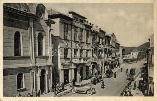 Munkács, Mukacheve, Mukacevo; Masaryk utca, Friedmann Emánuel és Grunberger üzlete, zsinagóga / Masarykova ulice / synagogue, street, shops, automobile