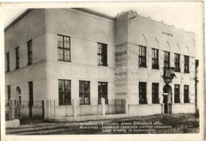 Munkács, Mukacheve, Mukacevo; Zsidó árvaház és tanoncotthon. Heinrich Schönfeld kiadása / Jewish orphanage and school, Judaica