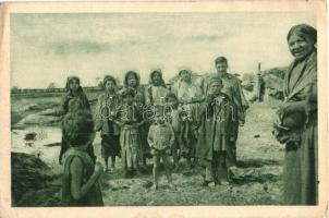 Cigány gyerekek Munkácsról / Skupina cikánského dorostu / Gypsy children from Mukachevo (EK)