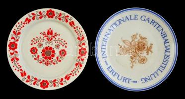 Alföldi porcelán tányér, matricás, jelzett, apró kopásokkal d: 19 cm + Kahla német porcelán tányér, matricás, jelzett, apró kopásokkal, d: 19,5 cm