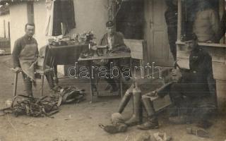Első világháborús osztrák-magyar katonai cipész műhely / WWI K.u.K. military shoemaker workshop with working soldiers. photo