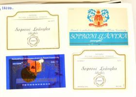 Kb. 1000-1500 darabos, a soproni borvidék címkéit bemutató borcímke, italcímke gyűjtemény, szépen rendezetten, lapokra ragasztva. Mind különböző / Vintage Hungarian wine label collection