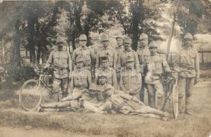 Első világháborús osztrák-magyar kerékpáros katonák / WWI K.u.k. military, soldiers with bicycles. group photo (EK)