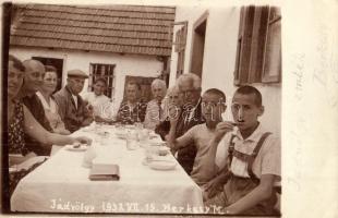 1932 Jád völgye, Valea Iadului (Biharfüred, Stana de Vale); Jádvölgyi emlék, családi csoportkép az asztalnál / family group photo by the table. Berkesy M. photo (EK)