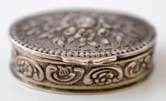 Ezüst (Ag.) ovális gyógyszeres dobozka rózsa díszítéssel, belül aranyozott. Jelzett, 4×3,5 cm, nettó...
