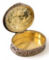 Ezüst (Ag.) ovális gyógyszeres dobozka rózsa díszítéssel, belül aranyozott. Jelzett, 4×3,5 cm, nettó...