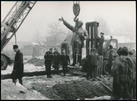 1958 Budapest, Csepel, a Lenin-szobor felállítása a Vasművek előtt, 5 db MTI sajtófotó (Vigovszki Fe...