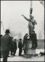 1958 Budapest, Csepel, a Lenin-szobor felállítása a Vasművek előtt, 5 db MTI sajtófotó (Vigovszki Fe...