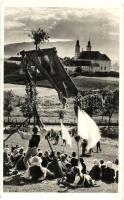 Csíksomlyó, Sumuleu Ciuc; búcsú zászlóval / Catholic fest with flag