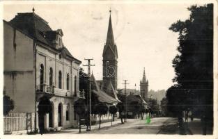 Petrozsény, Petrosani; Mihály vitéz utca, templomok / Strada Mihai Viteazul / street, churches (fl)