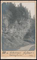 1912 Út a dobsinai jégbarlanghoz, keményhátú fotó, feliratozva, 13×8 cm /  1912 The road to the Dobšinská Ice Cave, photograph on carboard with notes, 13×8 cm
