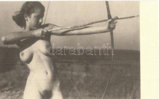 Vintage erotic nude lady with bow and arrow. HM Faszination Aktphotographie 1850-1930.