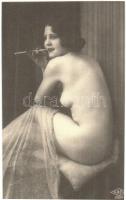 Vintage erotic nude lady smoking. HM Faszination Aktphotographie 1850-1930.