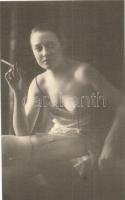 Vintage erotic nude lady smoking. HM Faszination Aktphotographie 1850-1930.
