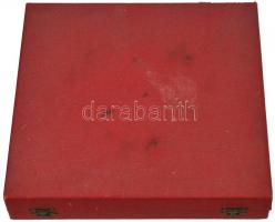 ~1970. "BM Határőrség" jelzett hollóházi porcelán plakett dísztokban (151x158mm) T:1-