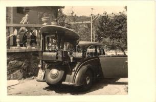 Régi autó költözködéshez használva, csomagtartón varrógép / Vintage automobile used for moving, sewing machine on trunk. photo