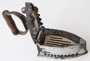 Régi szenes vasaló, fa fogóval, rozsdás, 20×20 cm