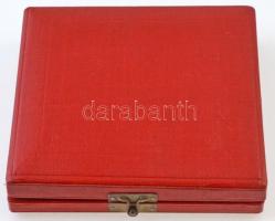 1953. "II. Jégkorong kupa" hajlított Zn sportérem tokban, a tok belsejében zománcozott jel...