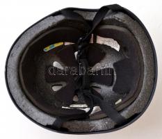 Lazer biciklis bukósisak, halálfejes díszítéssel, karcolásokkal