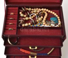 Bőr ékszertartó doboz, 18 db bizsuval, 14×24 cm