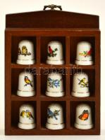 9 db-os porcelán gyűszű gyűjtemény, fa mini polcon, hibátlan , matricás főleg madár mintákkal, jelzés nélkül