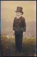 cca 1910-1920 A kis öregúr, jelmezbe öltöztetett kisfiú, színezett fotólap, Record Fotószalon Kőbánya, 13,5×8,5 cm