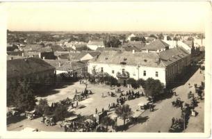 1948 Érsekújvár, Nové Zámky; Fő tér, piac, Arany Oroszlán szálloda, Néder János üzlete / market square, hotel, shop (EK)