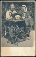 cca 1930-1940 Idős házaspár varrógéppel, fotólap, 13,5×8,5 cm