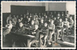 cca 1920-1930 Iskolapadban, régi osztálykép, fotólap, 8,5×13,5 cm