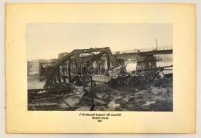 1945 Budapest, a felrobbantott déli összekötő híd romjai, nagyméretű fotó, kartonra ragasztva, feliratozva, 25×39 cm