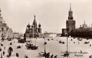 Moscow, Moscou; Place Rouge / Red Square, horse-drawn carriages, shops
