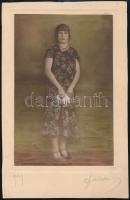 1931 Bp. IV., Hölgy egész alakos portréja, színezett fotó, Földes műterméből, kartonra kasírozva, 17×11 cm
