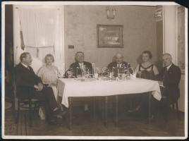 cca 1920-1930 Asztaltársaság (Ilosvay Gusztáv, Gulácsy Irén, Búzásy tábornok, stb.), fotó, hátoldalon a nevek felsorolásával, egyik sarka hiányos, felületén törésnyomokkal, 17,5×23,5 cm