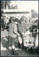 cca 1960-1970 Piaci életképek, 3 db fotó, 16×24 cm