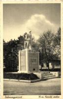Balassagyarmat, 16-os honvéd szobor, első világháborús 16/II. honvéd gyalogzászlóalj tiszteletére állított emlékmű (EK)